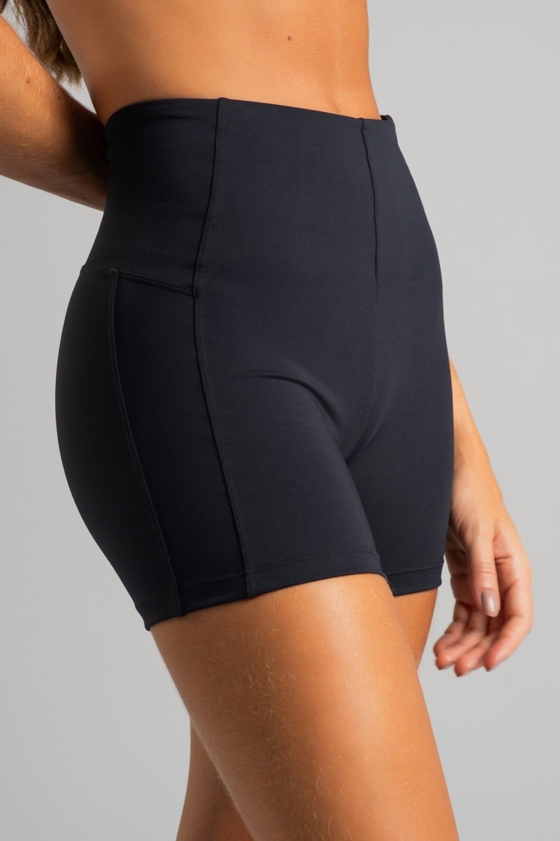 K4829-B_Short_sem_Cos_Aparente_e_Recorte_Lateral_Preto__Ref:_K4829-B