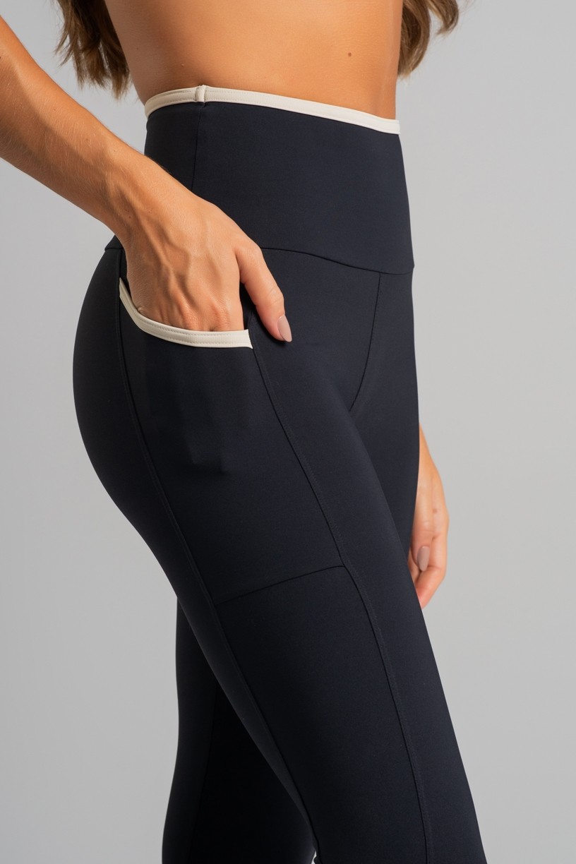 K4831-A_Calca_Legging_com_Bolsos_e_Cos_Contrastante_Preto__Off-White__Ref:_K4831-A