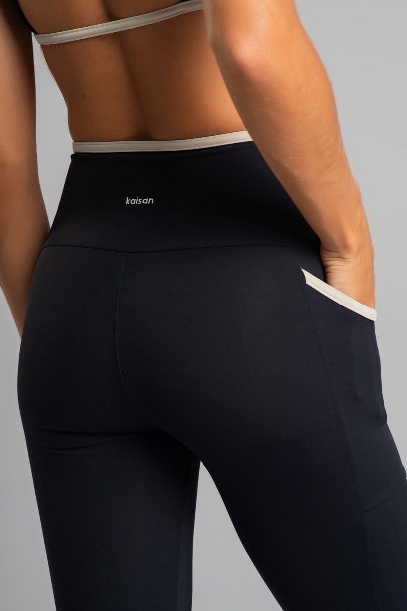 K4831-A_Calca_Legging_com_Bolsos_e_Cos_Contrastante_Preto__Off-White__Ref:_K4831-A