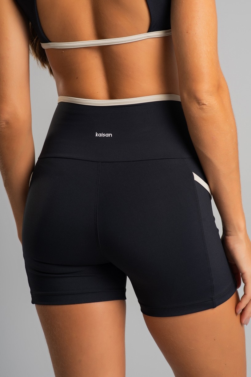 K4832-A_Short_com_Bolsos_e_Cos_Contrastante_Preto__Off-White__Ref:_K4832-A