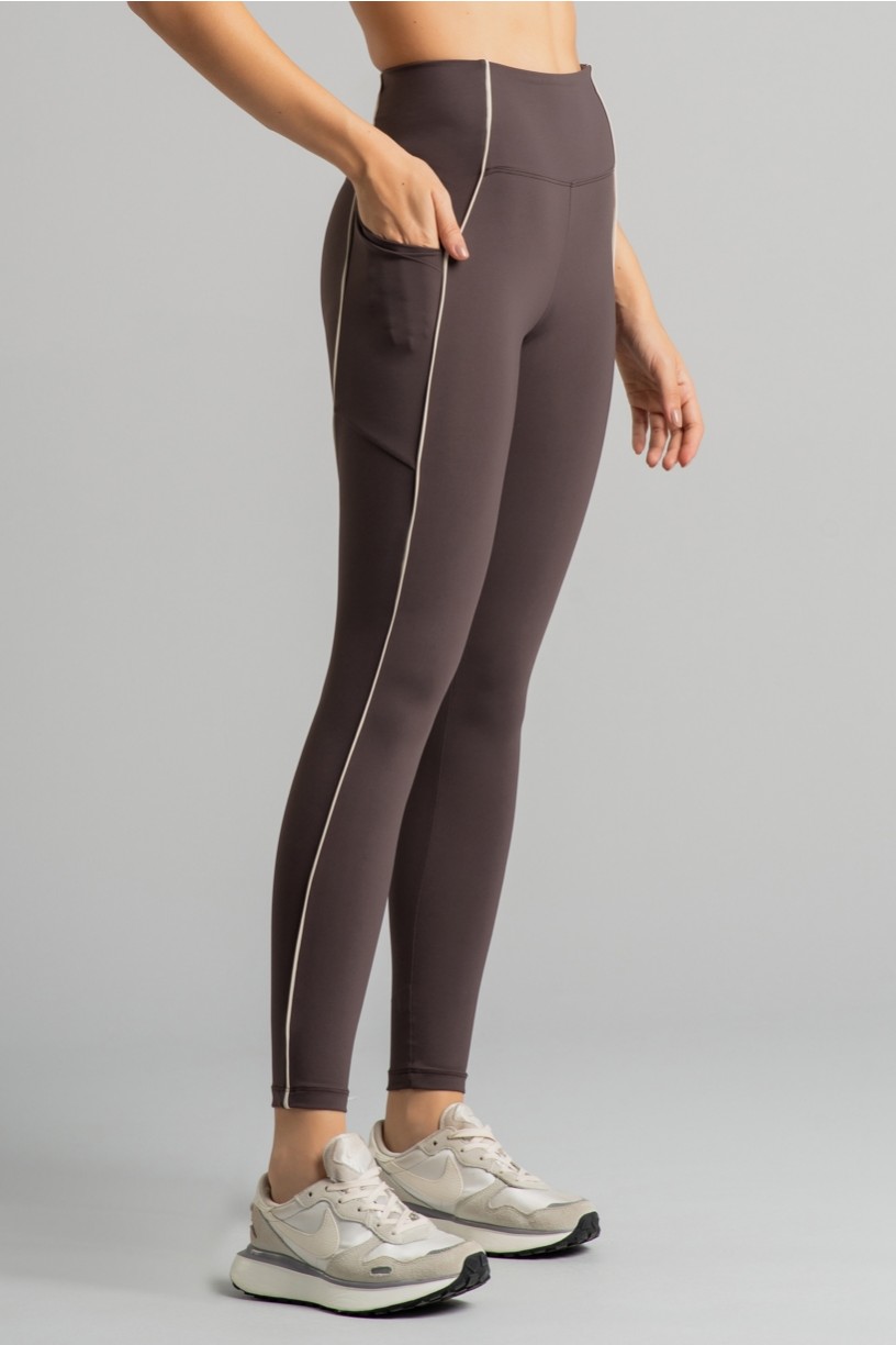 K4647-E_Calca_Legging_com_Bolsos_e_Vivo_Trufa__Off-White__Ref:_K4647-E
