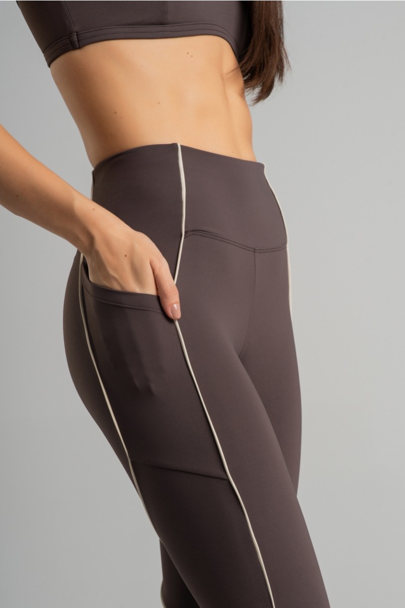 K4647-E_Calca_Legging_com_Bolsos_e_Vivo_Trufa__Off-White__Ref:_K4647-E