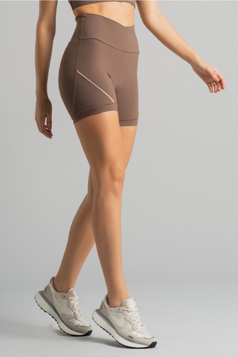 K4859-B_Short_com_Cos_Transpassado_e_Vivo_Contrastante_Capuccino__Off-White__Ref:_K4859-B