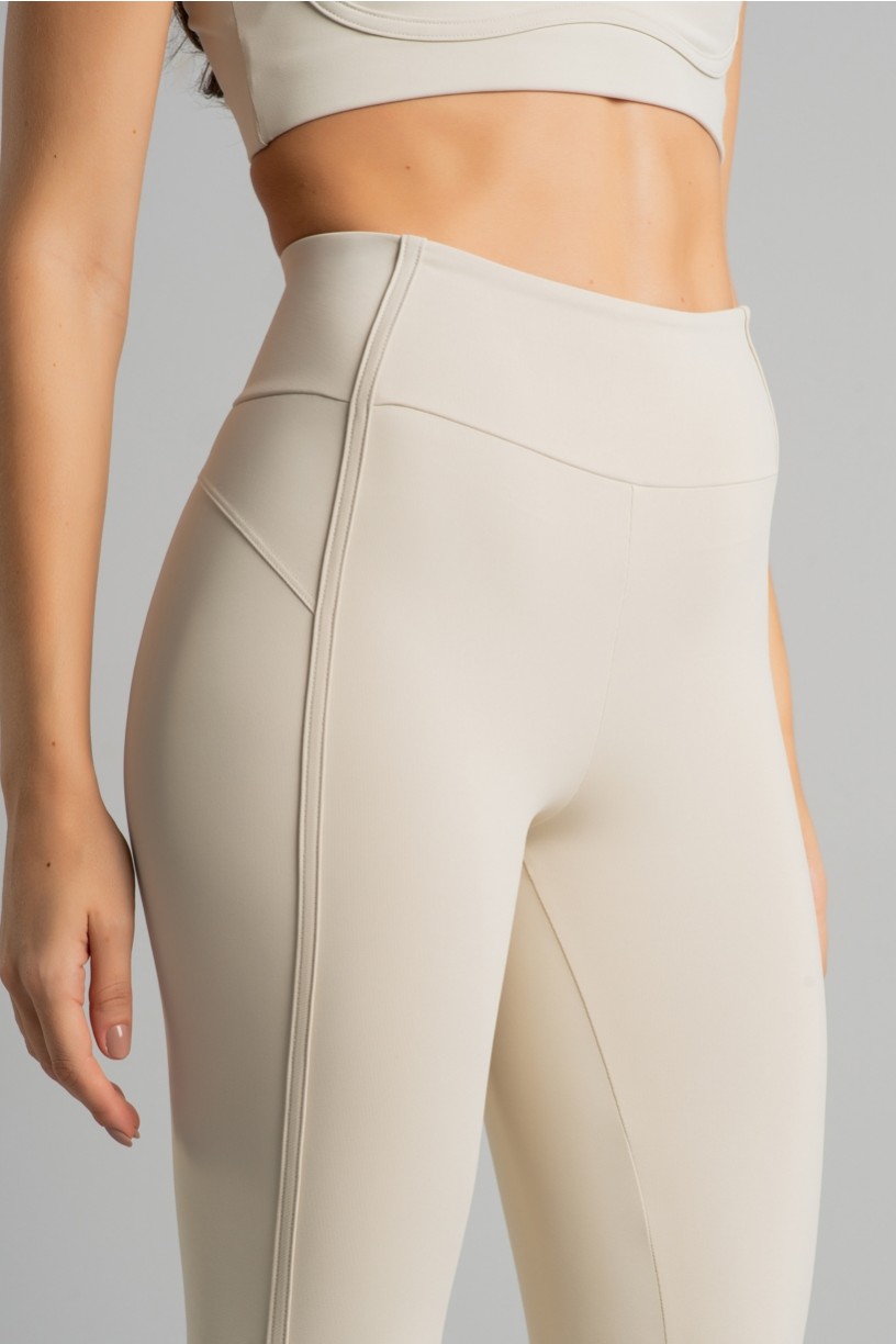 K4861-A_Calca_Legging_com_Recorte_e_Chapado_Off-White__Ref:_K4861-A