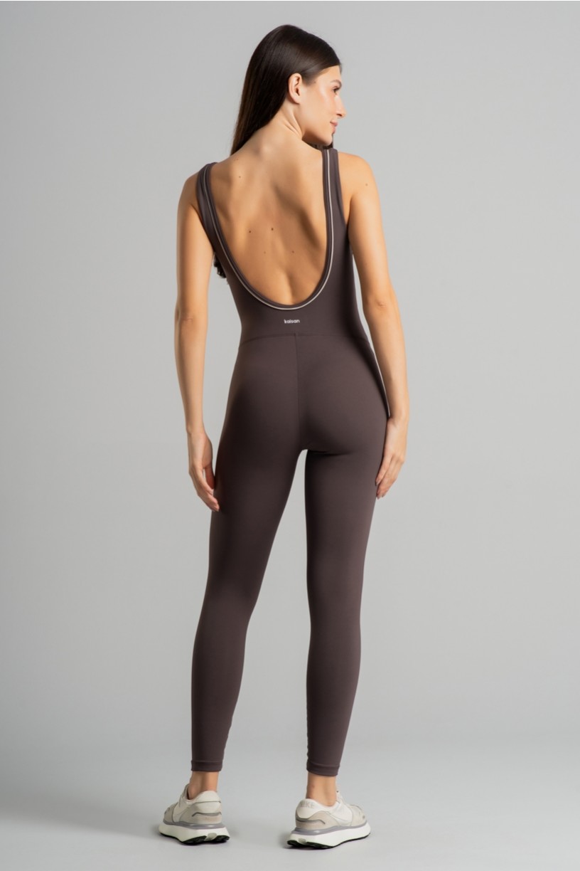 K4868-A_Macacao_com_Vivo_Contrastante_no_Decote_Trufa__Off-White__Ref:_K4868-A