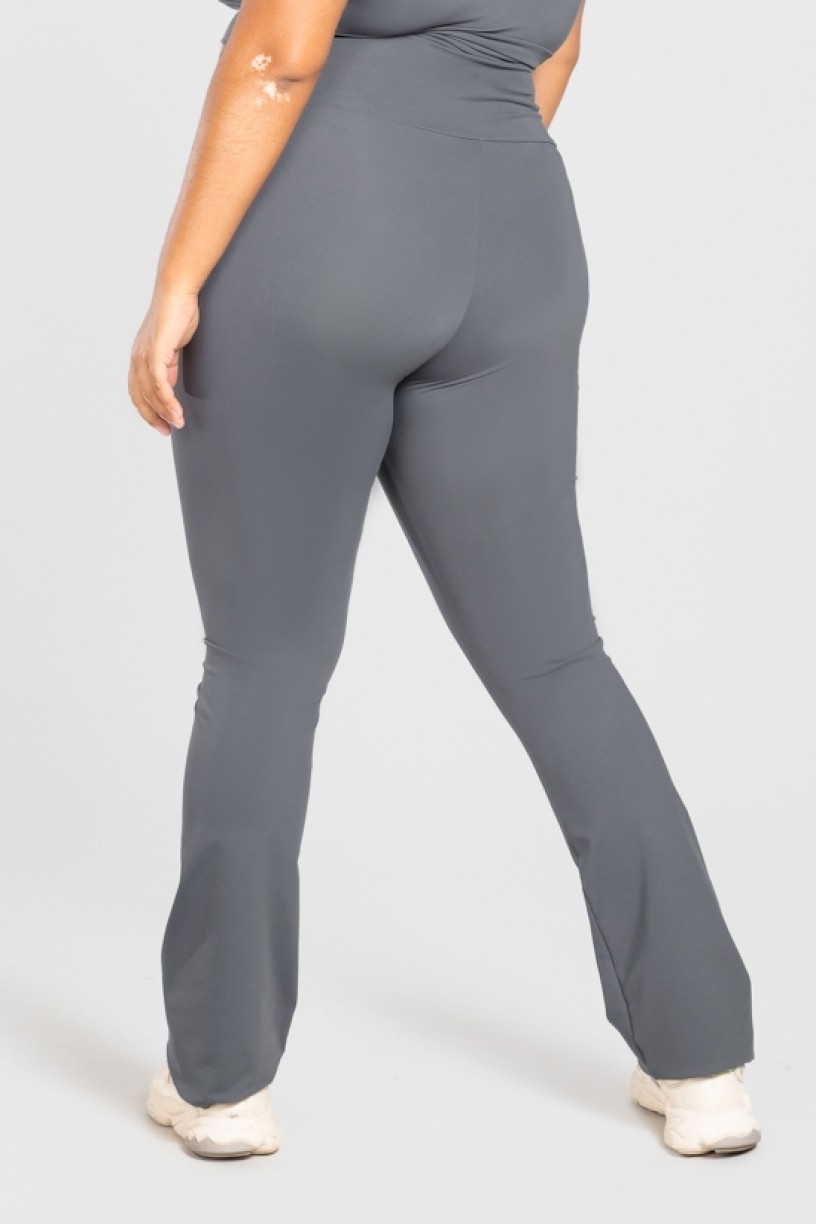 Calça Boca Reta Básica Plus Size (Chumbo) | Ref: KP3076-F