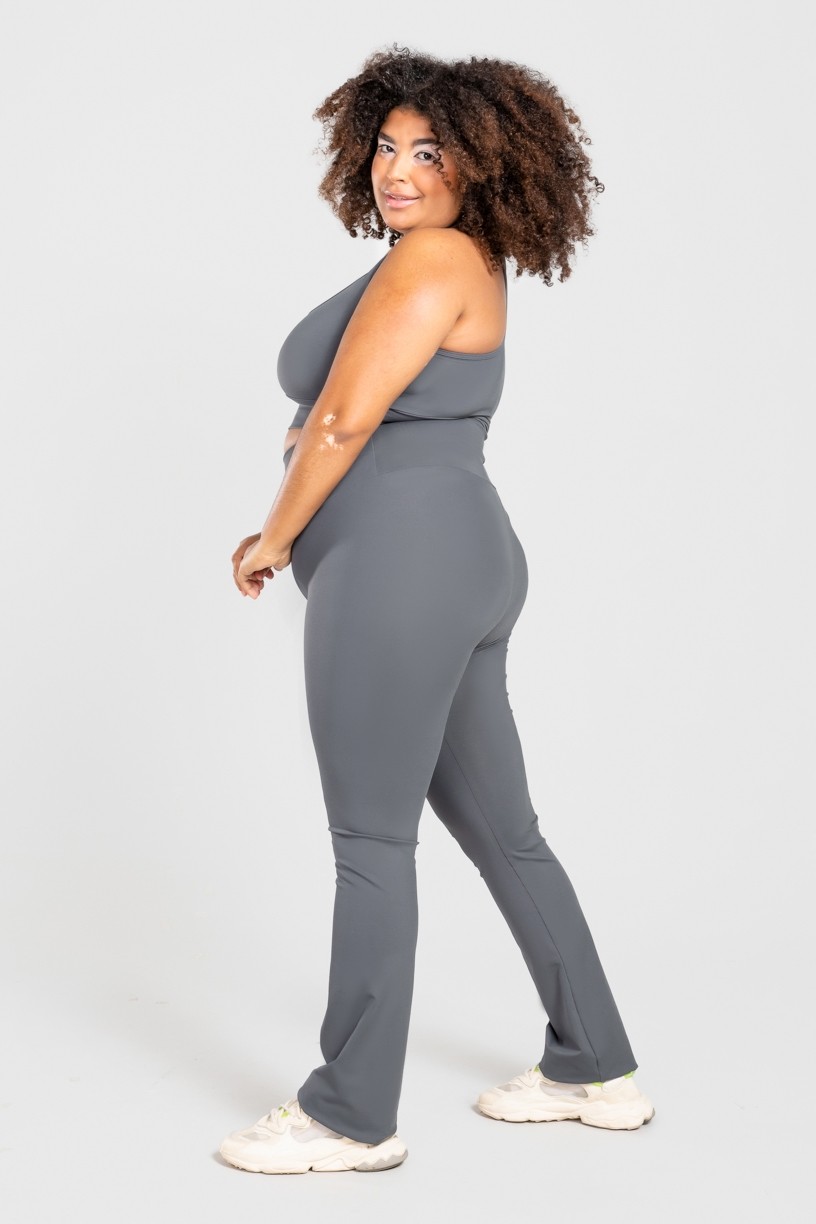 Calça Boca Reta Básica Plus Size (Chumbo) | Ref: KP3076-F