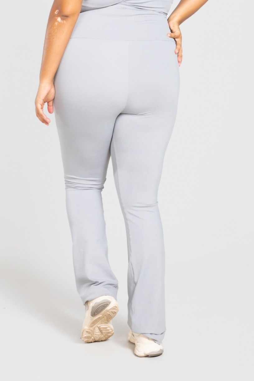 Calça Boca Reta Básica Plus Size (Cinza) | Ref: KP3076-D