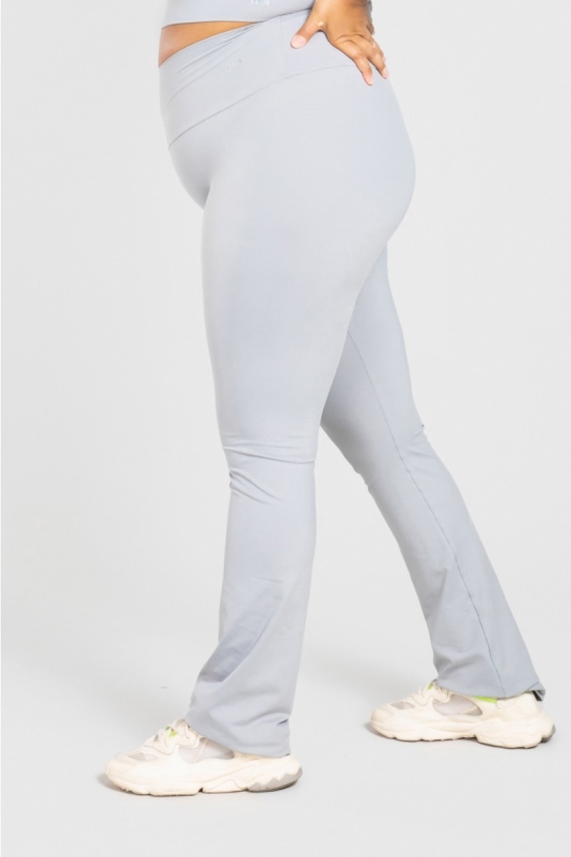 Calça Boca Reta Básica Plus Size (Cinza) | Ref: KP3076-D