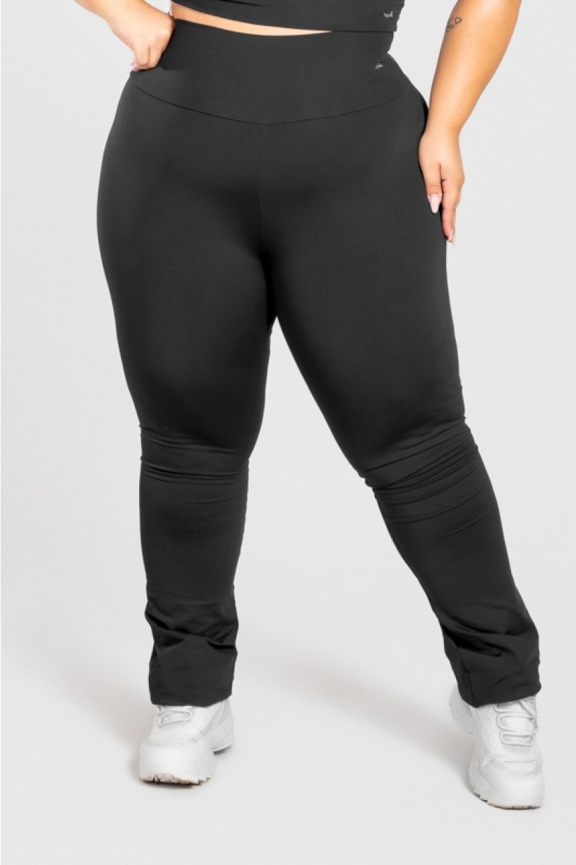 Calça Boca Reta Básica Plus Size (Preto) | Ref: KP3076-A