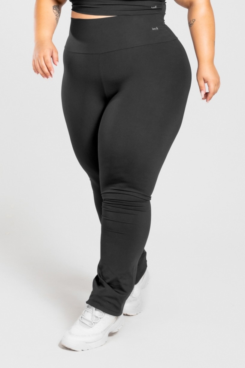 Calça Boca Reta Básica Plus Size (Preto) | Ref: KP3076-A