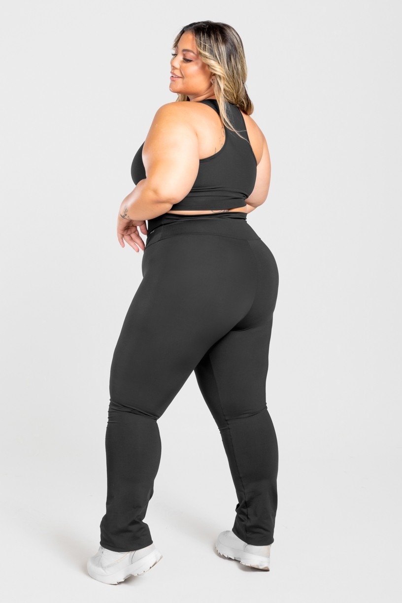 Calça Boca Reta Básica Plus Size (Preto) | Ref: KP3076-A