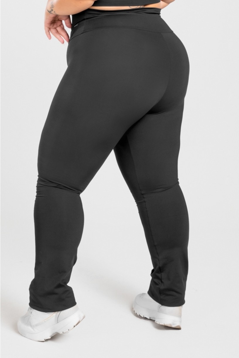 Calça Boca Reta Básica Plus Size (Preto) | Ref: KP3076-A