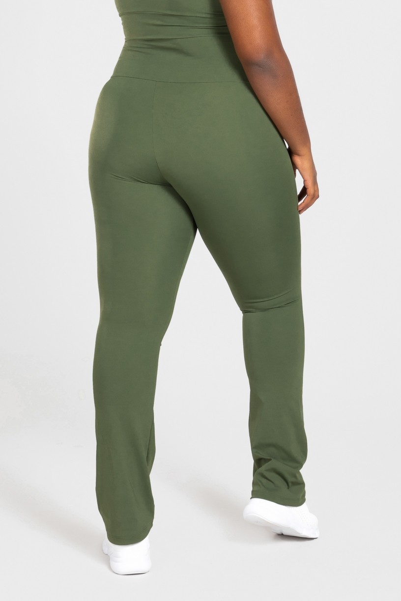 Calça Boca Reta Básica Plus Size (Verde Militar) | Ref: KP3076-E