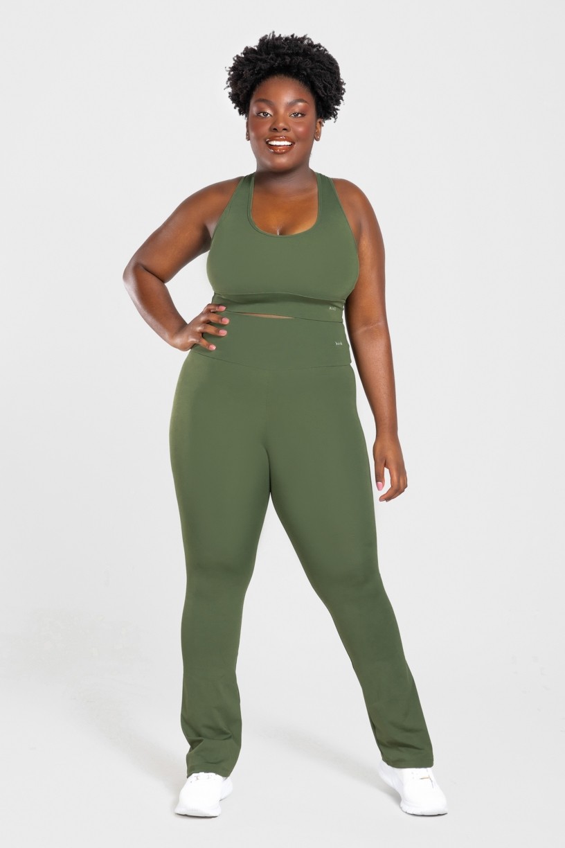 Calça Boca Reta Básica Plus Size (Verde Militar) | Ref: KP3076-E