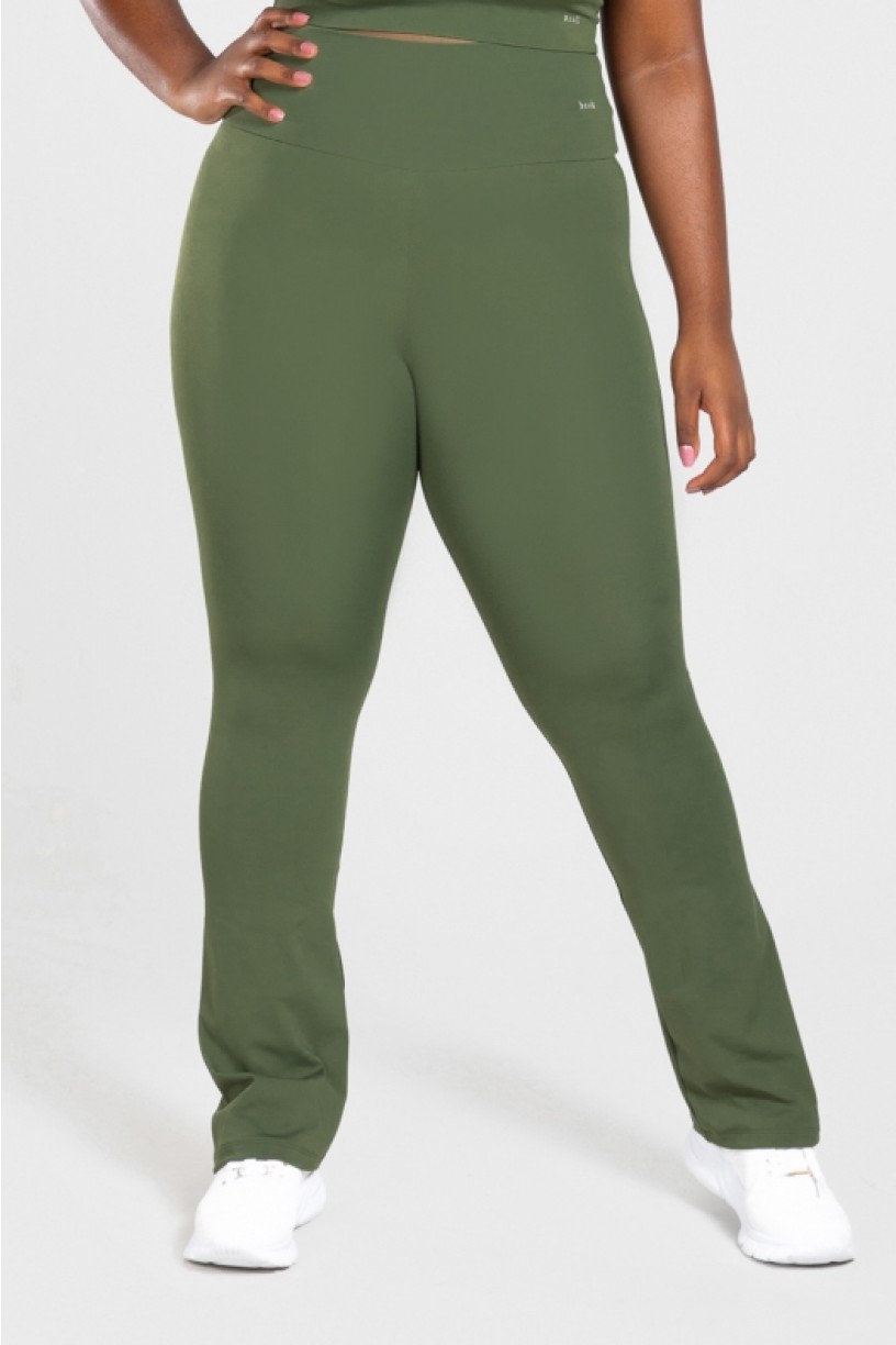 Calça Boca Reta Básica Plus Size (Verde Militar) | Ref: KP3076-E