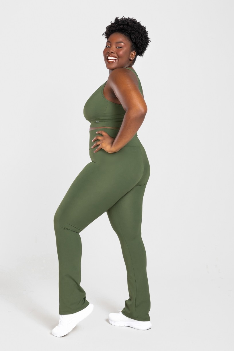 Calça Boca Reta Básica Plus Size (Verde Militar) | Ref: KP3076-E