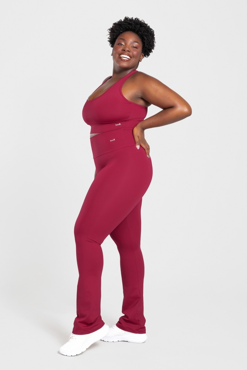 Calça Boca Reta Básica Plus Size (Vinho) | Ref: KP3076-C