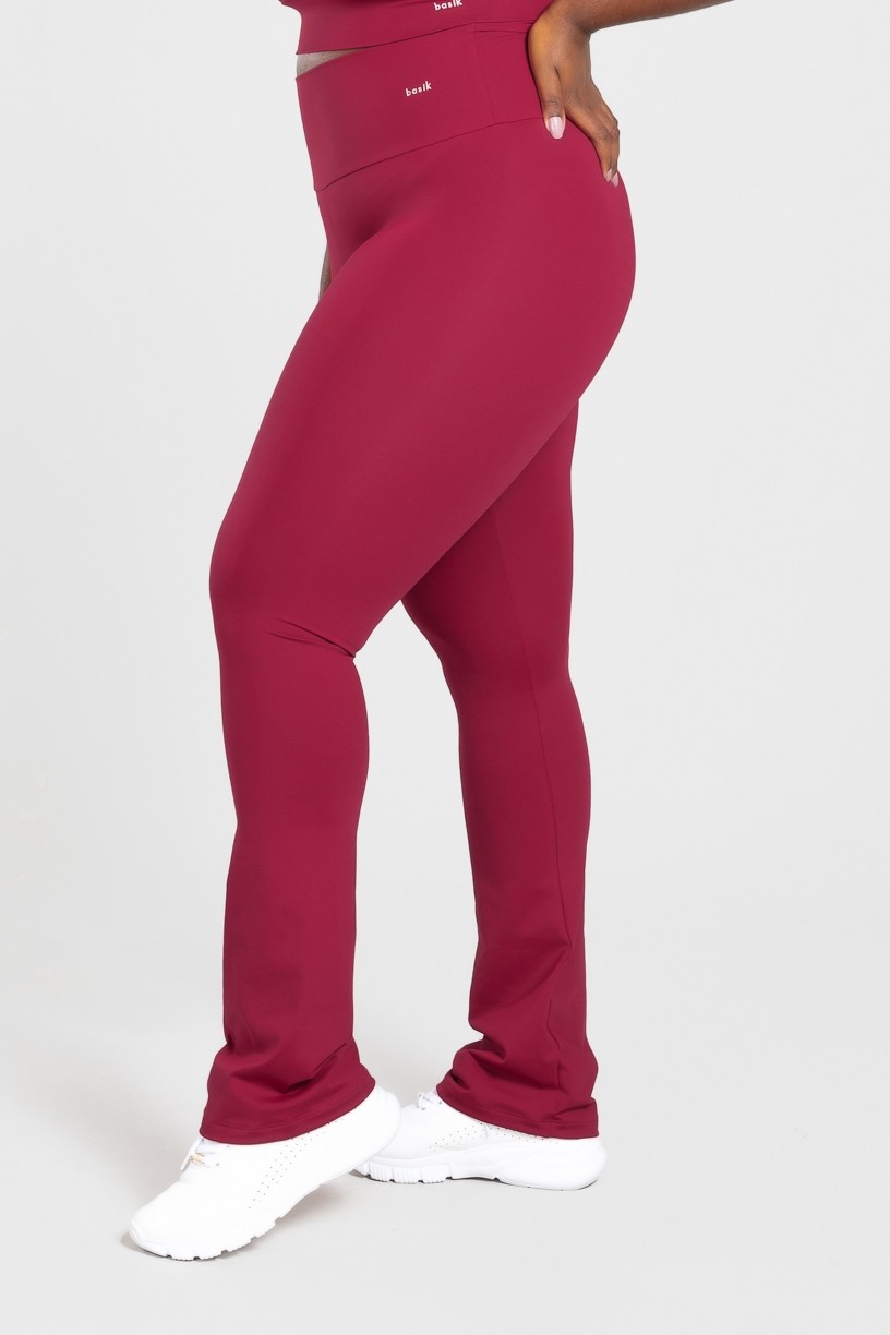 Calça Boca Reta Básica Plus Size (Vinho) | Ref: KP3076-C