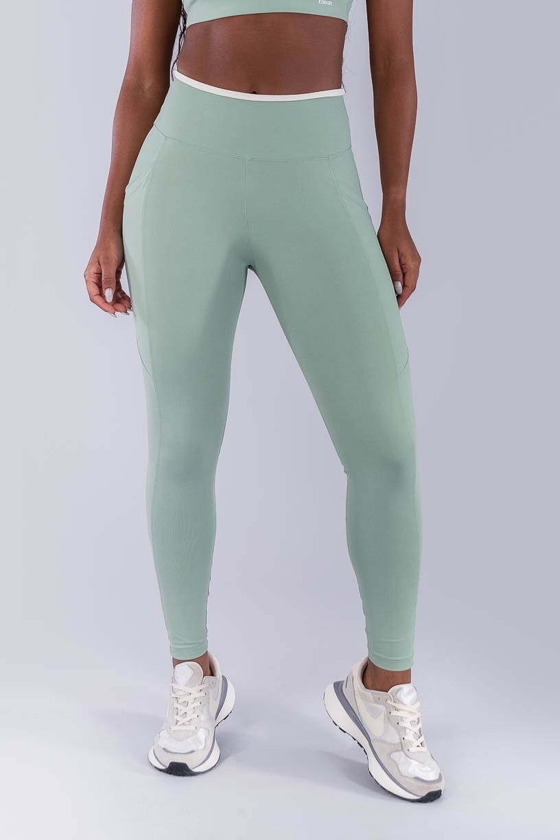 Calça Legging com Bolsos e Vira Contrastante (Verde Claro / Off-White) | Ref: K4499-A