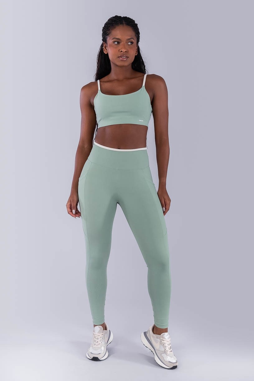 Calça Legging com Bolsos e Vira Contrastante (Verde Claro / Off-White) | Ref: K4499-A