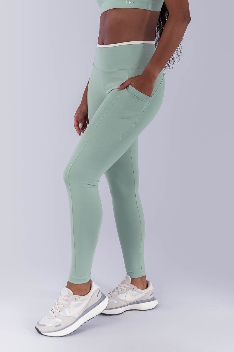 Calça Legging com Bolsos e Vira Contrastante (Verde Claro / Off-White) | Ref: K4499-A
