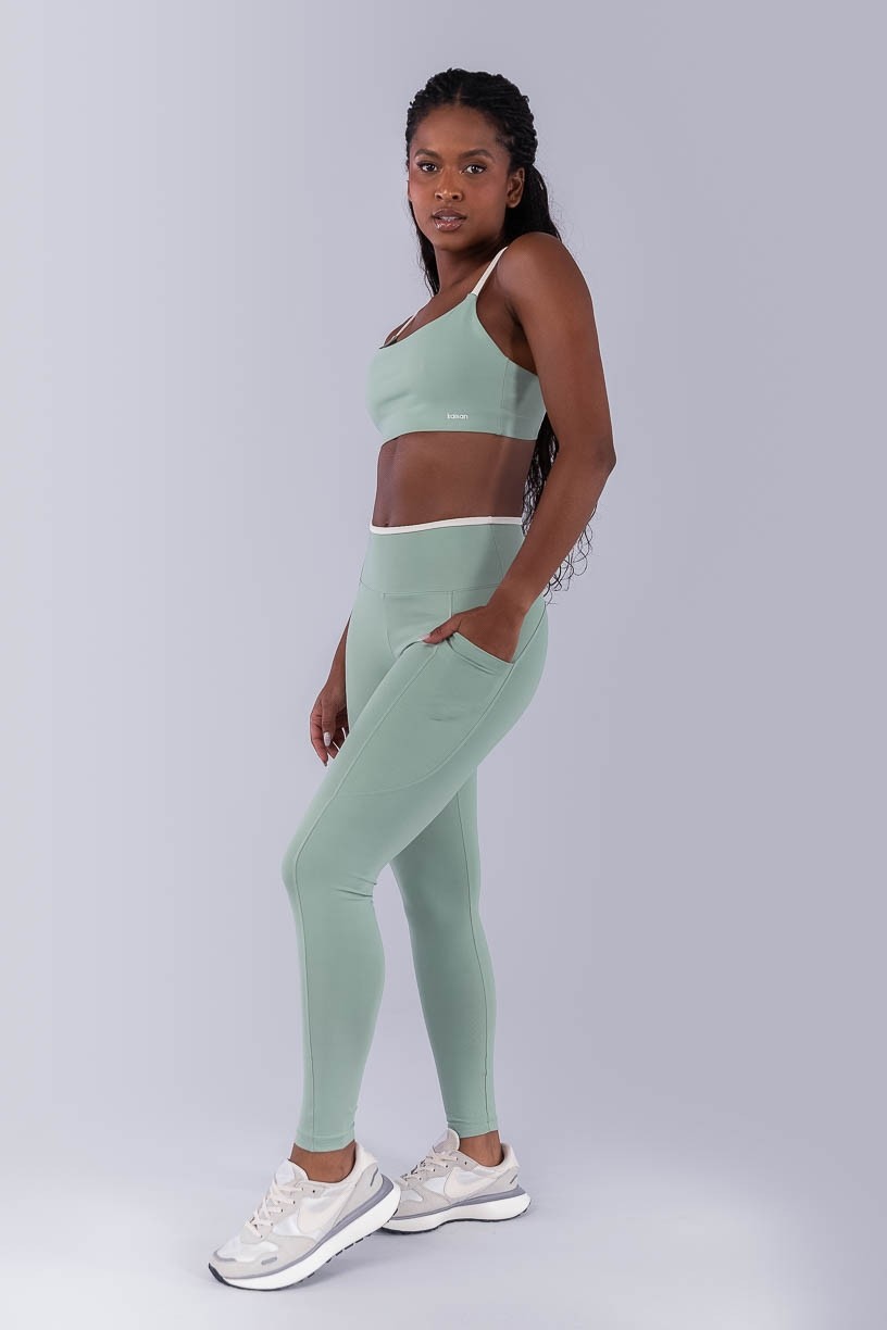 Calça Legging com Bolsos e Vira Contrastante (Verde Claro / Off-White) | Ref: K4499-A