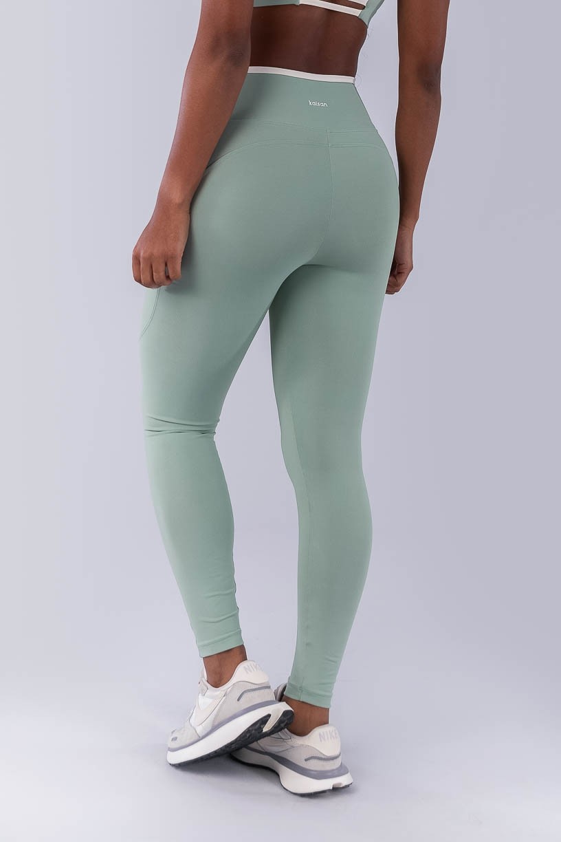 Calça Legging com Bolsos e Vira Contrastante (Verde Claro / Off-White) | Ref: K4499-A