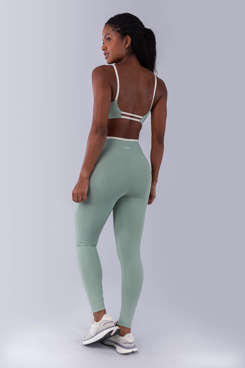 Calça Legging com Bolsos e Vira Contrastante (Verde Claro / Off-White) | Ref: K4499-A