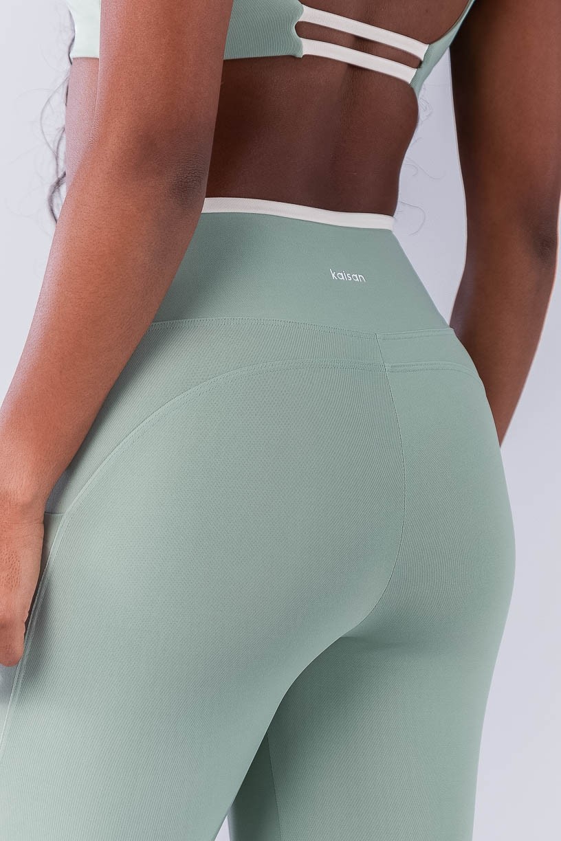 Calça Legging com Bolsos e Vira Contrastante (Verde Claro / Off-White) | Ref: K4499-A
