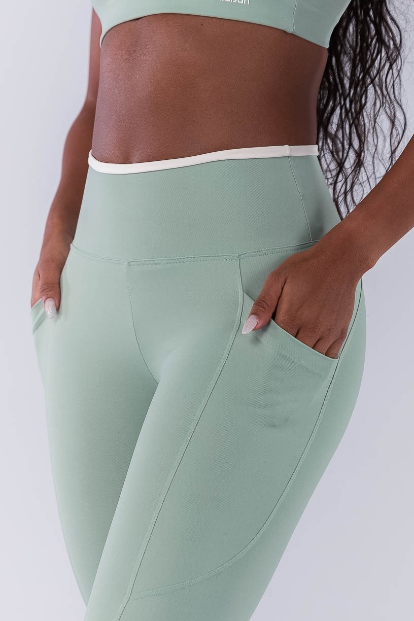 Calça Legging com Bolsos e Vira Contrastante (Verde Claro / Off-White) | Ref: K4499-A