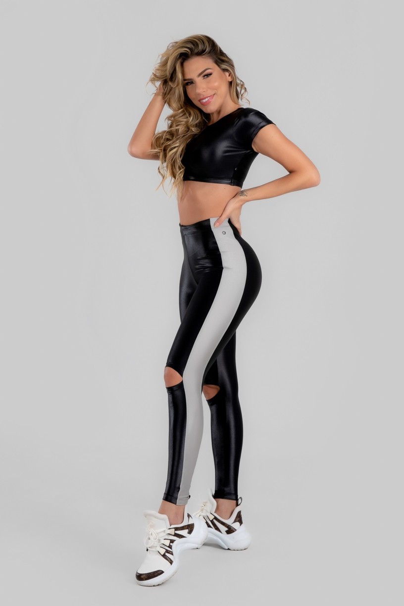 Calça Legging com Faixa Lateral e Abertura nos Joelhos (Preto / Prata) | Ref: K2970-A