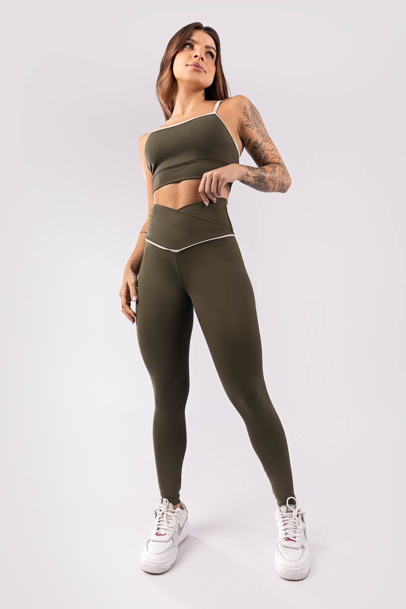 K3933-C_Calca_Legging_com_Faixa_no_Cos_Transpassado_Verde_Militar__Off-White__Ref:_K3933-C