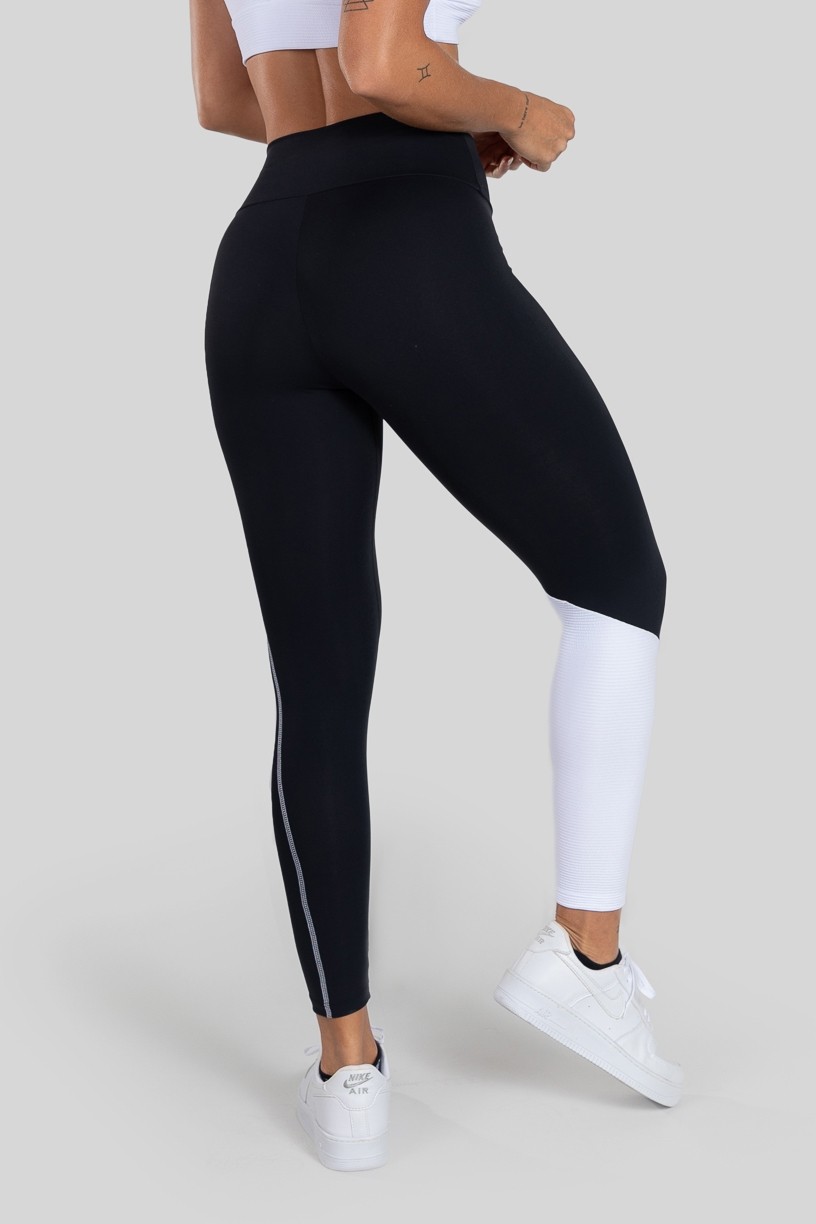 Calça Legging com Recorte Diagonal (Preto / Branco) | Ref: K3125-C