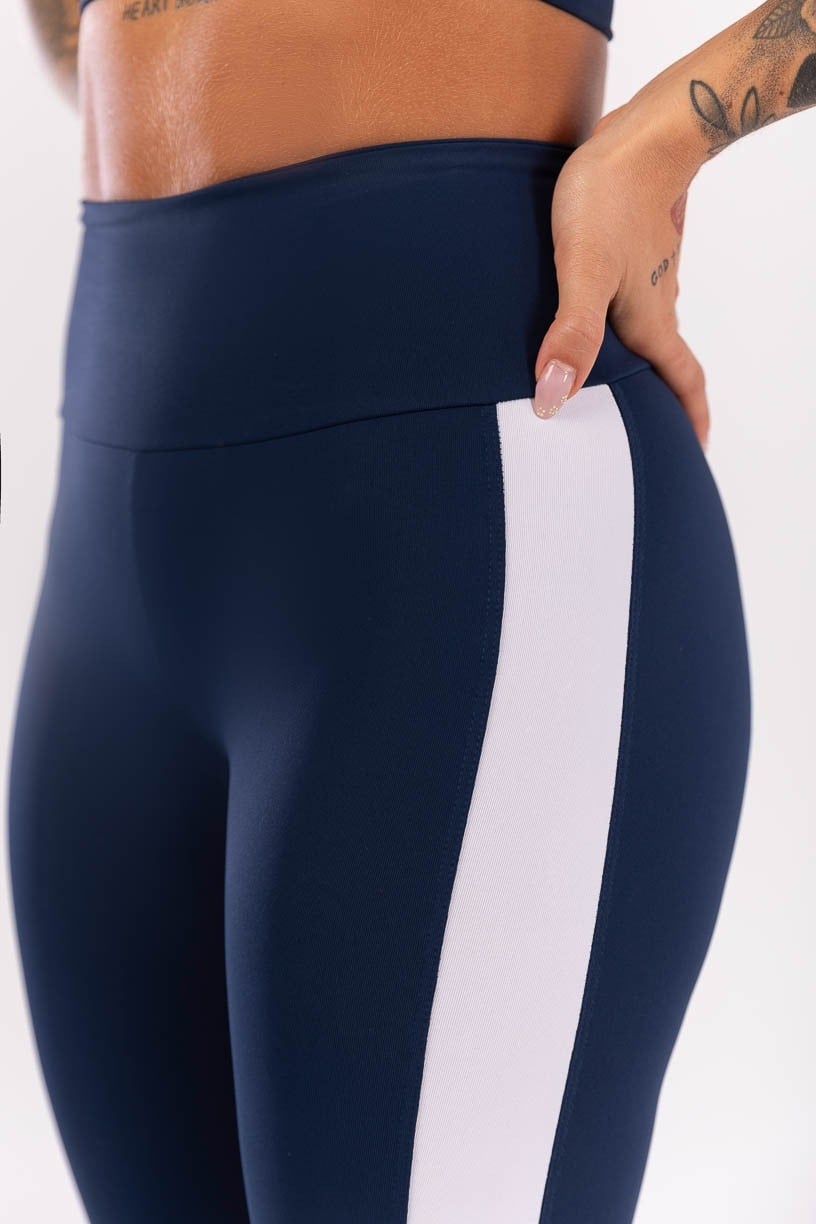 K4024-A_Calca_Legging_com_Recorte_e_Bolso_no_Cos_Azul_Marinho__Branco__Ref:_K4024-A