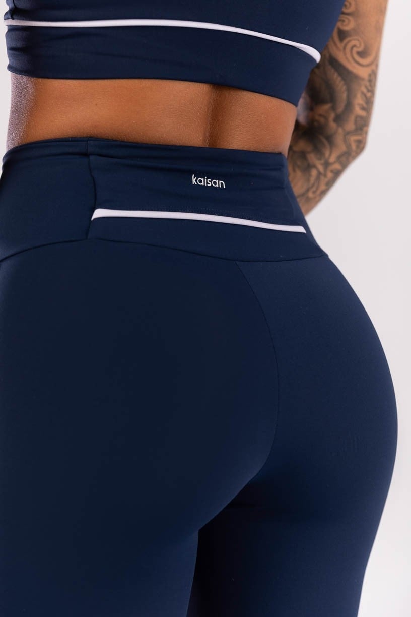 K4024-A_Calca_Legging_com_Recorte_e_Bolso_no_Cos_Azul_Marinho__Branco__Ref:_K4024-A