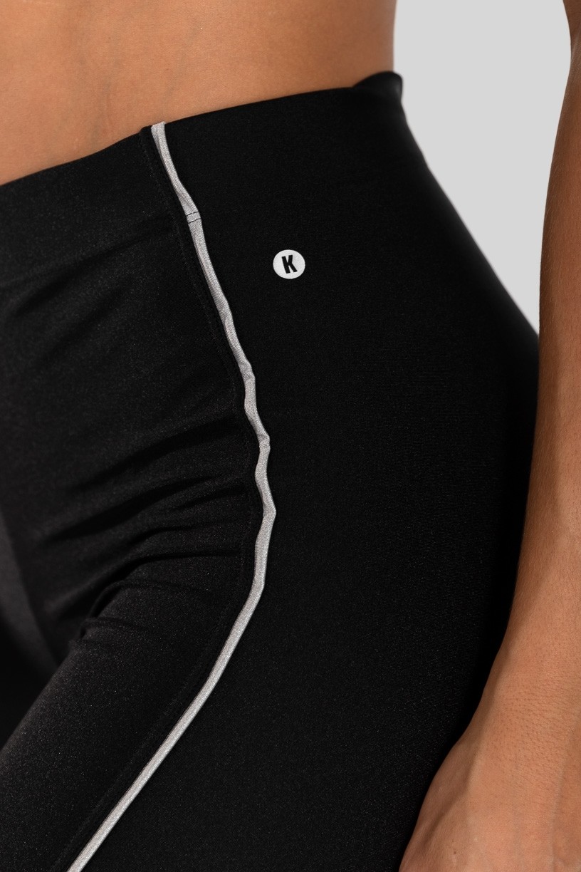 Calça Legging com Recorte e Vivo (Preto / Prata) | Ref: K3150-B
