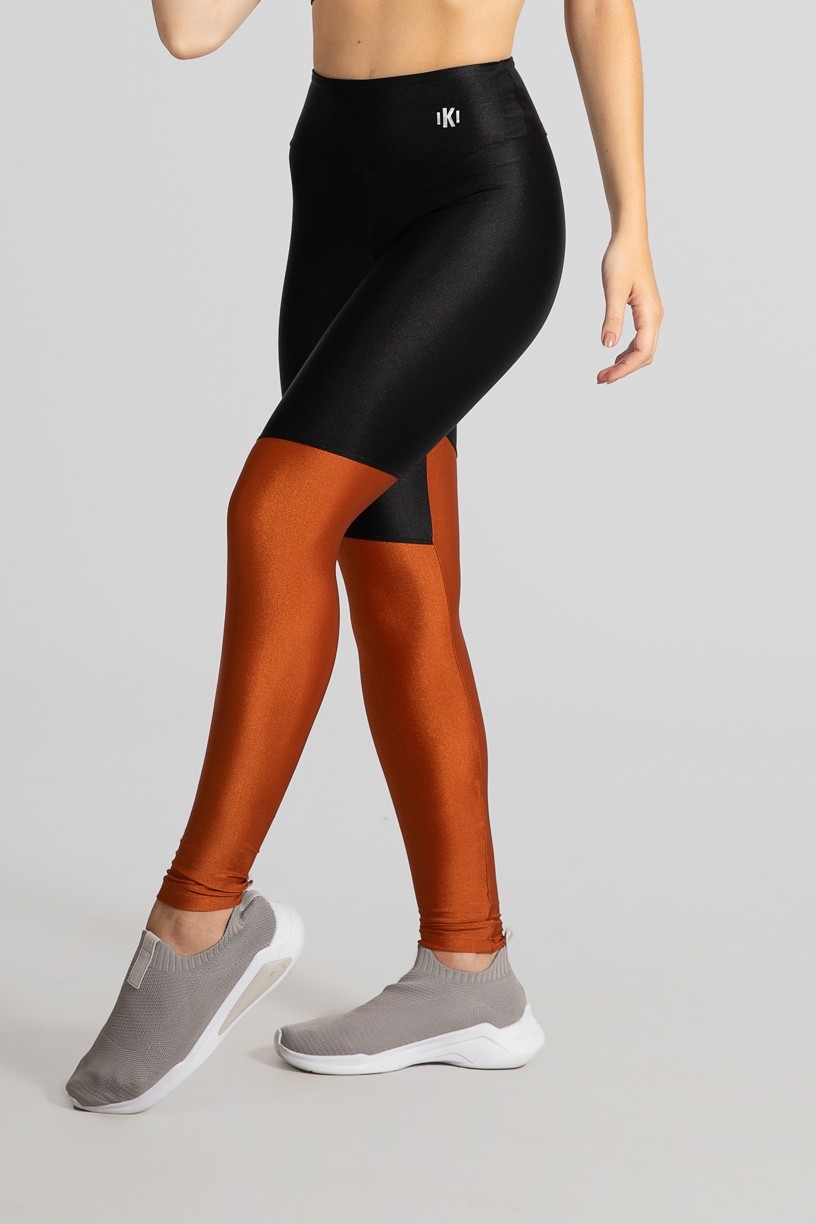 Calça Legging com Recorte em Diagonal (Preto / Bronze) | Ref: GO470-A