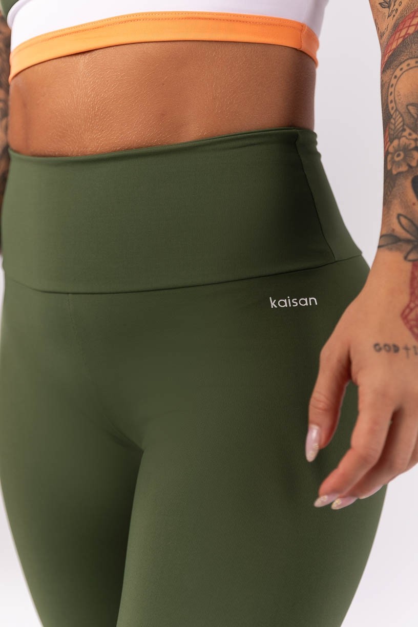 K4022-A_Calca_Legging_com_Recortes_na_Barra_Verde_Militar__Branco__Laranja__Ref:_K4022-A