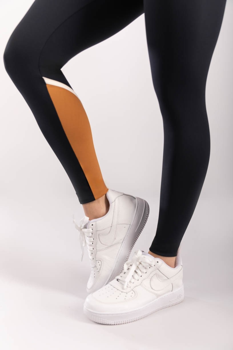 K3963-A_Calca_Legging_com_Vira_e_Recorte_na_Perna_Preto__Marrom__Off-White__Ref:_K3963-A