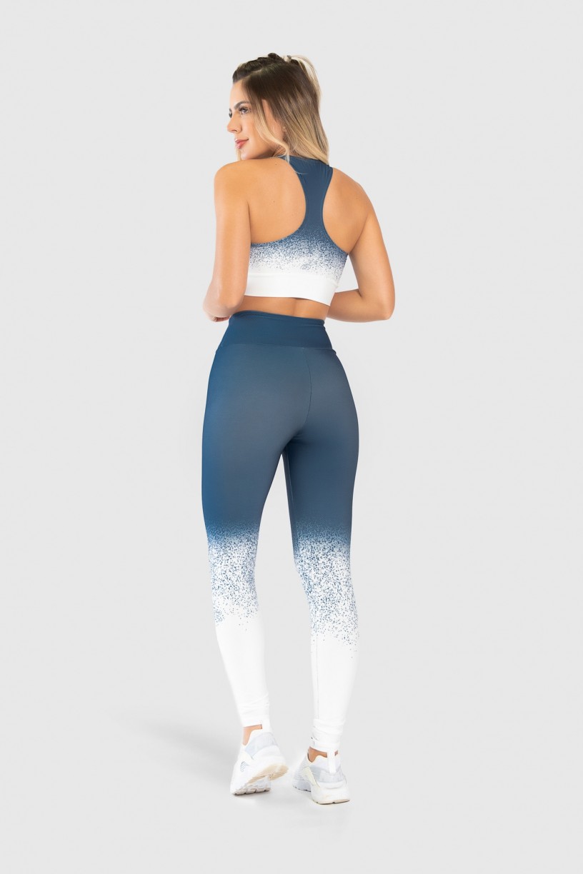Mulher de costas mostrando detalhe de conjunto fitness digital flakes