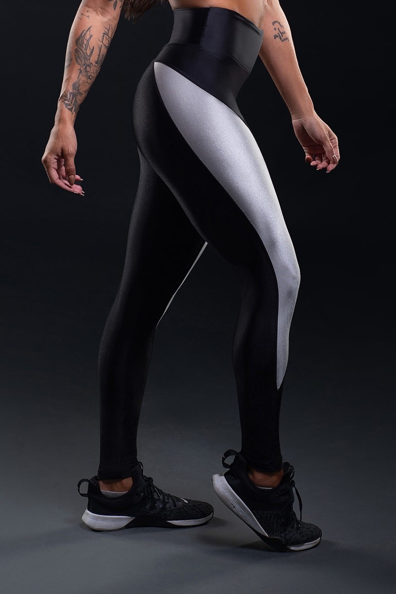 Calça Legging Tecido Platinado Bicolor com Recorte Arredondado (Preto / Prata) | Ref: K3252-C