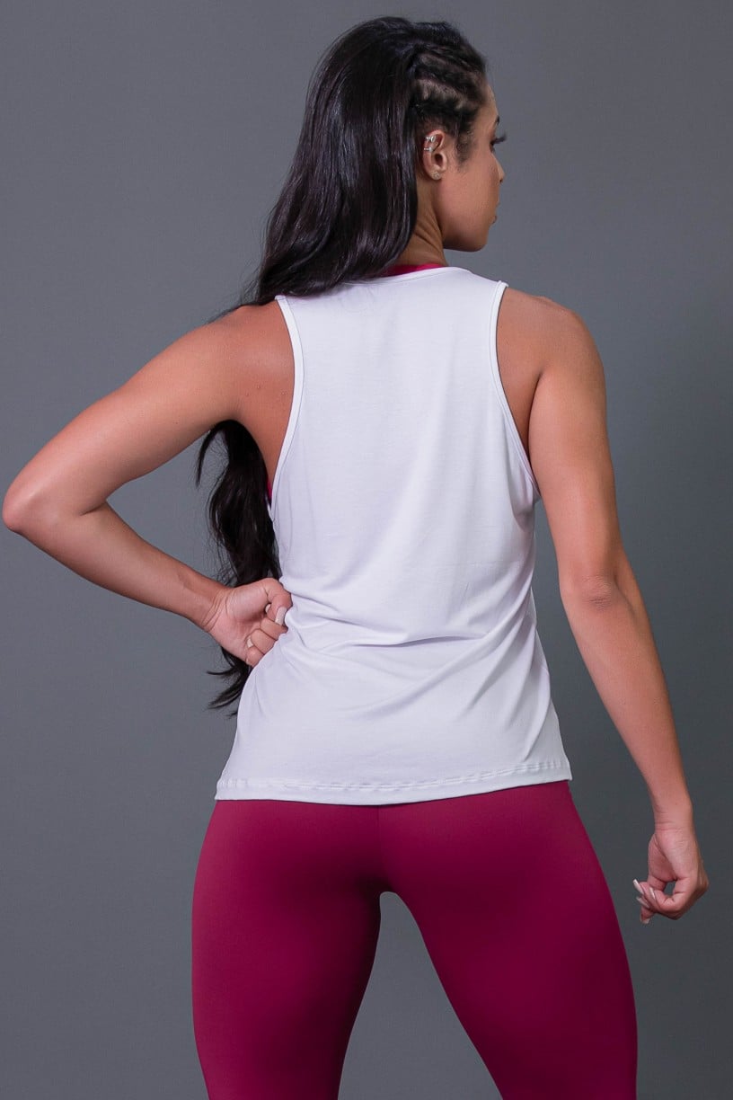 Camiseta Regata Fitness com Silk (Branco / Vinho) | Ref: K2569-C