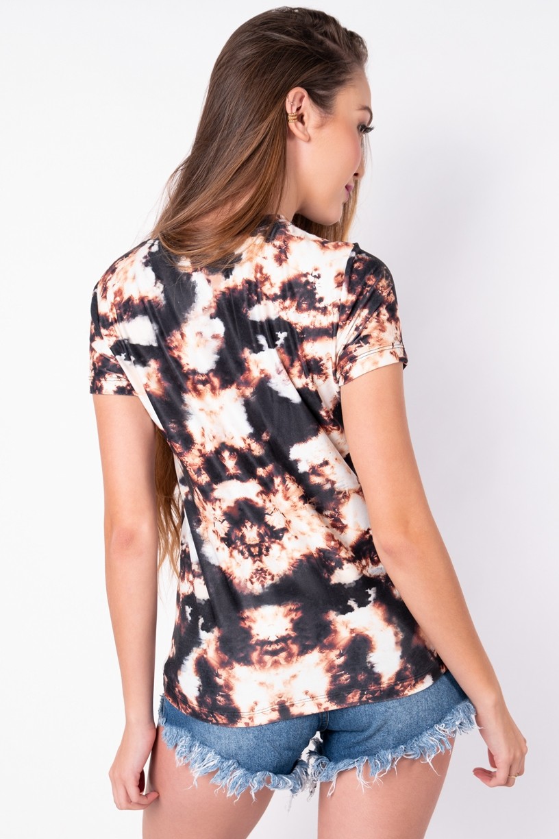 Blusa Básica com Nozinho Estampa Digital Tie Dye (Marrom / Preto) | Ref: K2829-F