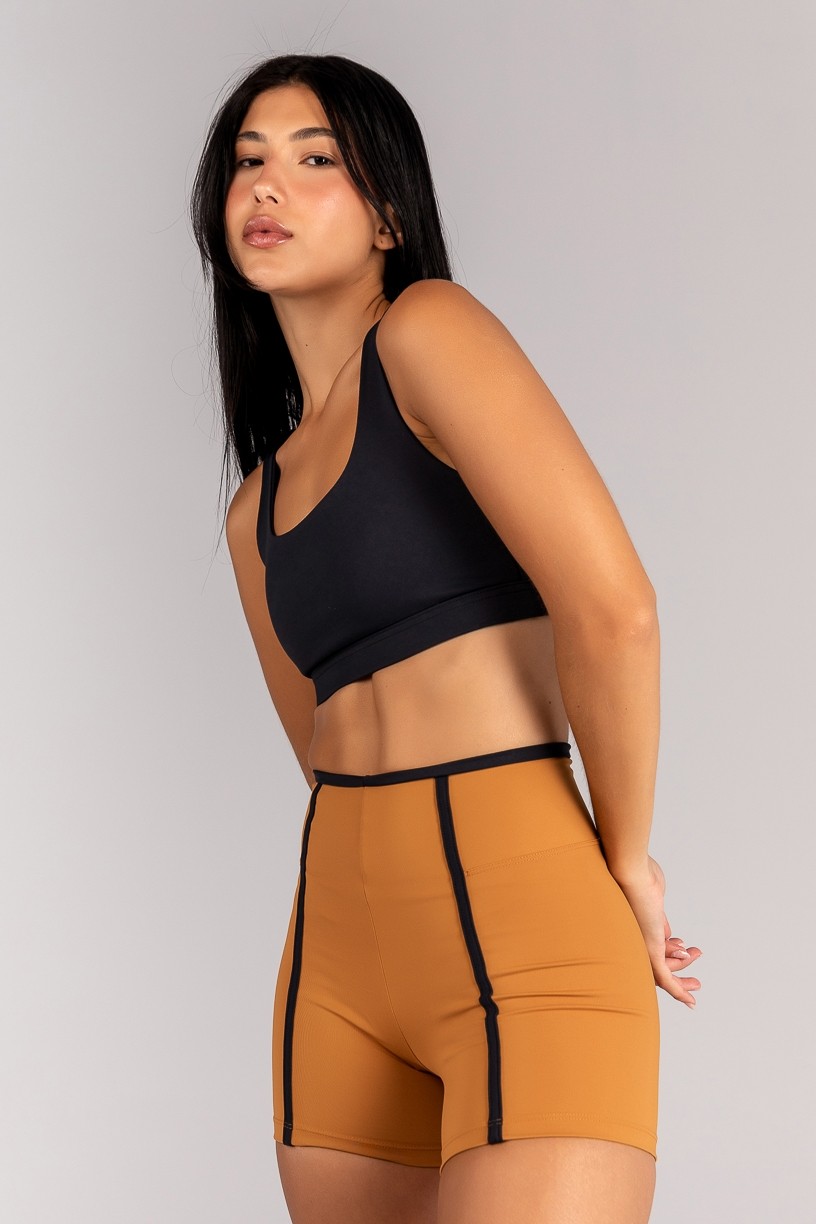 K4697-A_Short_com_Cos_de_Vira_e_Chapados_Amendoa__Preto__Ref:_K4697-A