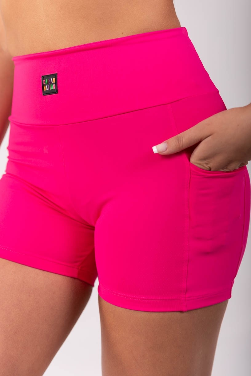 K3872-C_Short_com_Bolso_e_Cos_em_V_nas_Costas_Rosa__Ref:_K3872-C