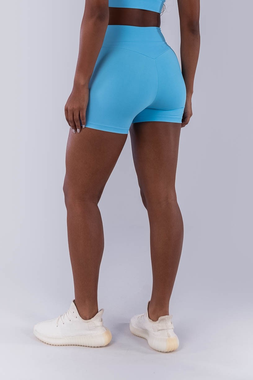 Short com Cós em V e Recortes (Azul Céu) | Ref: K4201-G