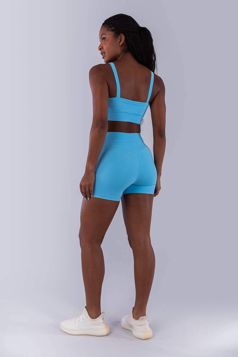 Short com Cós em V e Recortes (Azul Céu) | Ref: K4201-G