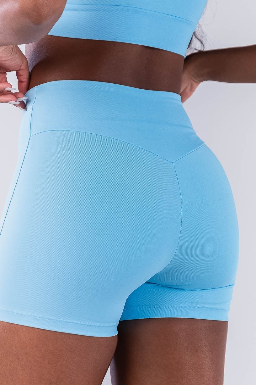 Short com Cós em V e Recortes (Azul Céu) | Ref: K4201-G