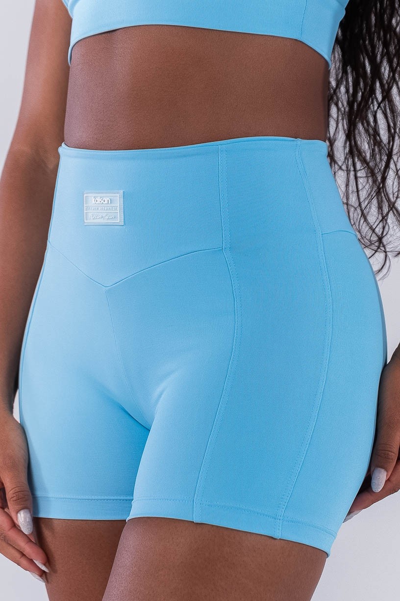 Short com Cós em V e Recortes (Azul Céu) | Ref: K4201-G